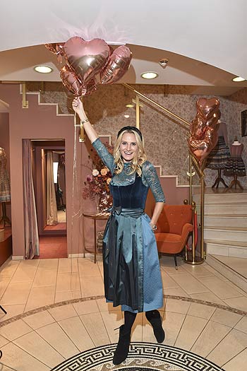 Sandra Abt (AlpenHerz)   "AlpenHerz goes Kitzbühel" - Eröffnung der AlpenHerz Repräsentanz im Shop "Passage 3" in Kitzbühel am 04.08.2023 / Foto: BrauerPhotos / G.Nitschke